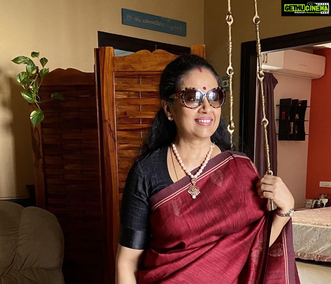 Lakshmy Ramakrishnan Instagram - After many days, took sometime to dress up for the shoot as Ram was saying, my hair and look is terrible in the show these days😂Saree is 8 yrs old though!!!