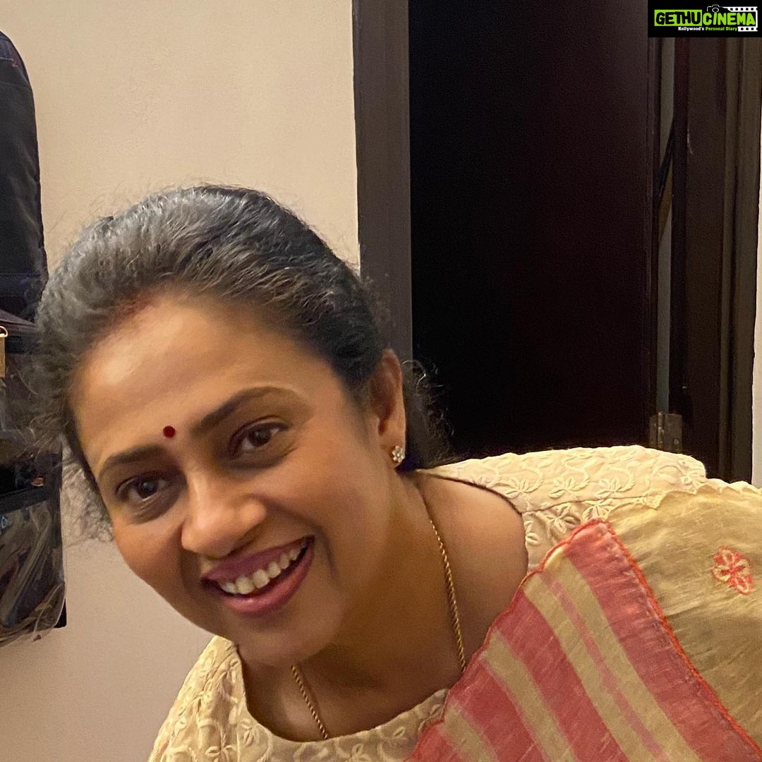 Lakshmy Ramakrishnan Instagram - Saree gifted by Shar @vu2srk 😘