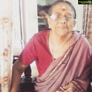 Lakshmy Ramakrishnan Instagram - May the Goddess oh Knowledge and Wisdom bless all of us .... Happy #Mahanavami & #Vijayadashami She is my goddess of knowledge & wisdom , my MOTHER Vijayam Krishnaswamy 🙏🙏😍😍
