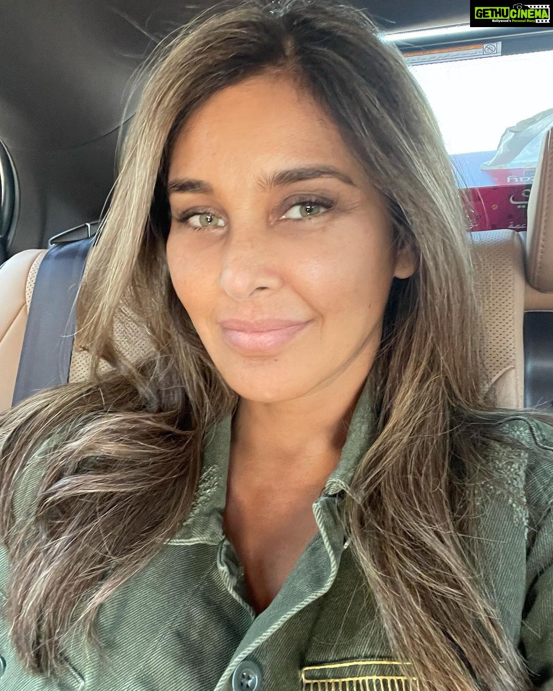 Lisa Ray Instagram - Dubai seems to agree with me. Certainly my hair is in the middle of a serious affair with @thehairkind_ (thanks for the refresh today ❤️) While moving to a new city and climate has become a way of life, I have a few hacks to help with the transition. I’ve been loading up on supplements like B complex, Calcium and folate. I’ve started taking @nack.life to boost my immunity and seems it’s a beauty hack too. @dimplejangda digestive tea recipe is a simple way to drink all the gut issues away. I alternate the tea with a tumeric shot every morning. I’be been adding spirulina to my morning smoothie and taking @dimplejangda advise on ayurveda approved smoothie combo (hint: quit mixing your fruits and veggies - and fruit and yogurt - which leads to toxins in your gut) Menopace Plus has active botanicals to support menopausateers like me 😜 This is not an ad, not even an endorsement just a way to muse on the morphing benefits of checking in and supporting life’s transitions