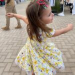 Lisa Ray Instagram - Weekend @ripemarket takeover 🎉where we shop local homegrown businesses, sprawl on the grass for live music and find the sweetest bespoke face painters 👩‍🎤👩‍🎤 Thanks to @sujstyle for always on point recommendations ❤️ #OurDubai