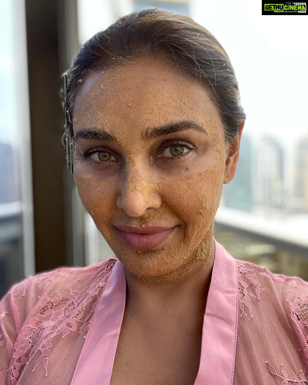 Lisa Ray Instagram - Sunday’s are for face packs. I received a special delivery from Mumbai. My @dipikablacklist developed her own homemade glow-formula which I whipped up with honey and milk for a natural, instant skin boost. When I asked her for the ingredients here’s what she shared: Multani mitti( fullers earth ), rice flour , Chandan (sandalwood ) and a dash of cinnamon powder - sometimes I add wheat grass powder. Oh yes, and lots of ❤️ #desibeautyhacks #naturalbeautyhacks #thisisalmost50