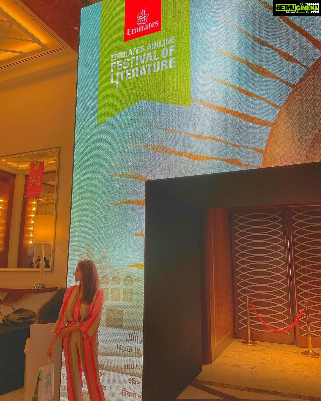 Lisa Ray Instagram - An afternoon to listen, absorb and fan-girl during a session drilling into the craft of writing, first person vs third choices, cultural narratives, female perspectives and more. If you haven’t yet picked up @avnidoshi @mira.sethi and #FarahAli’s books we can’t be friends. #UnpeelingtheOnion @emirateslitfest