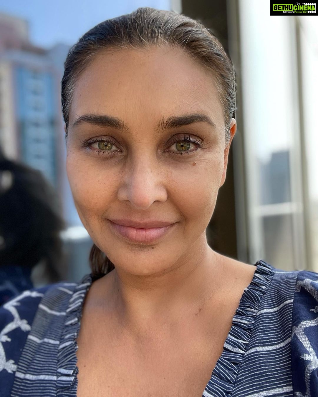 Lisa Ray Instagram - Sunday’s are for face packs. I received a special delivery from Mumbai. My @dipikablacklist developed her own homemade glow-formula which I whipped up with honey and milk for a natural, instant skin boost. When I asked her for the ingredients here’s what she shared: Multani mitti( fullers earth ), rice flour , Chandan (sandalwood ) and a dash of cinnamon powder - sometimes I add wheat grass powder. Oh yes, and lots of ❤️ #desibeautyhacks #naturalbeautyhacks #thisisalmost50