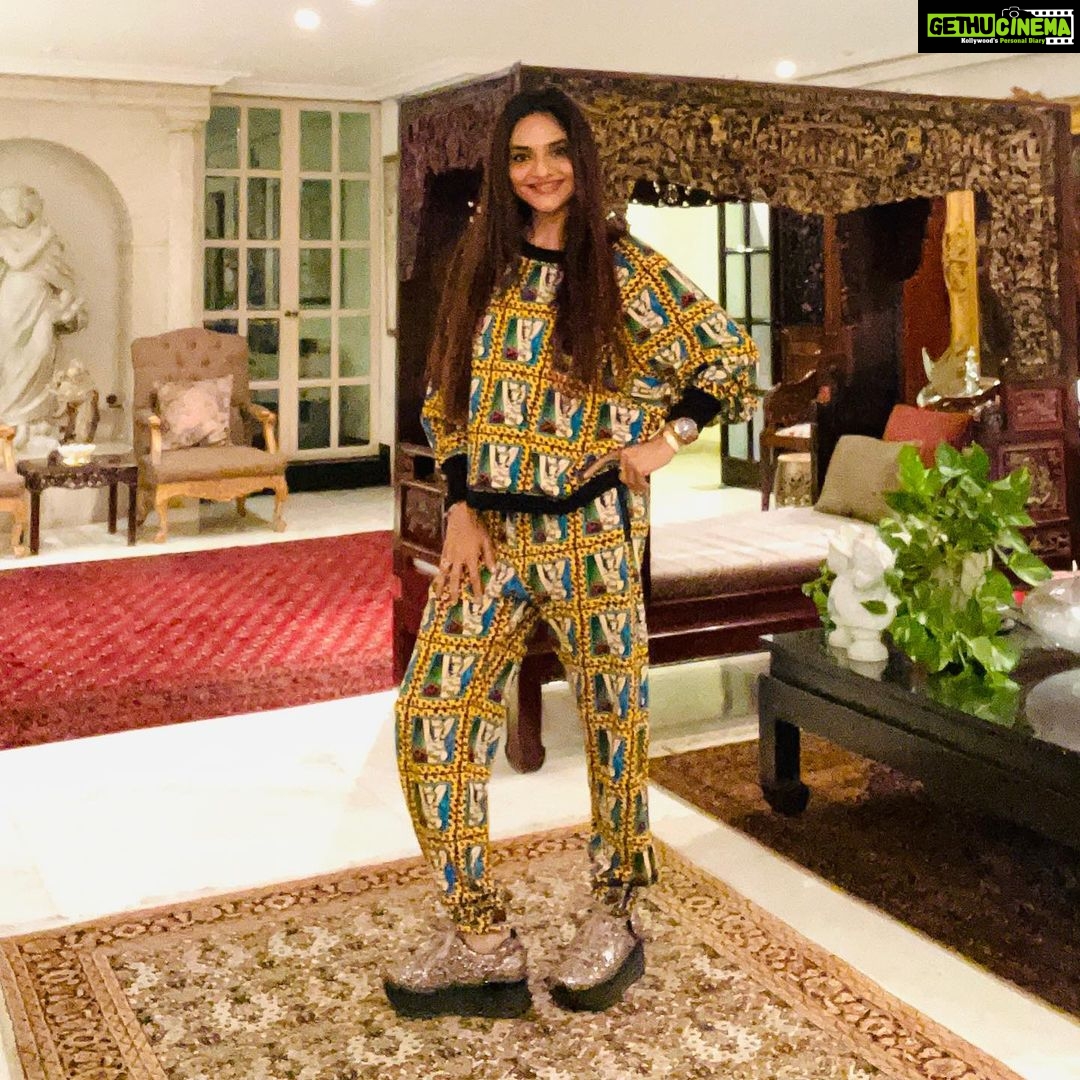 Madhoo Instagram - #chilling @ 🏡 my #happyplace