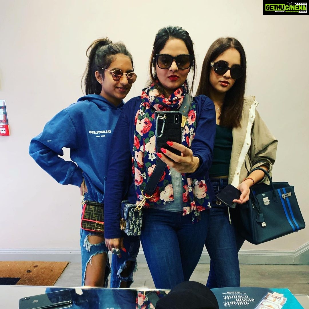 Madhoo Instagram - Happy daughters day to my amazing girls , my jaans❤️❤️❤️❤️
