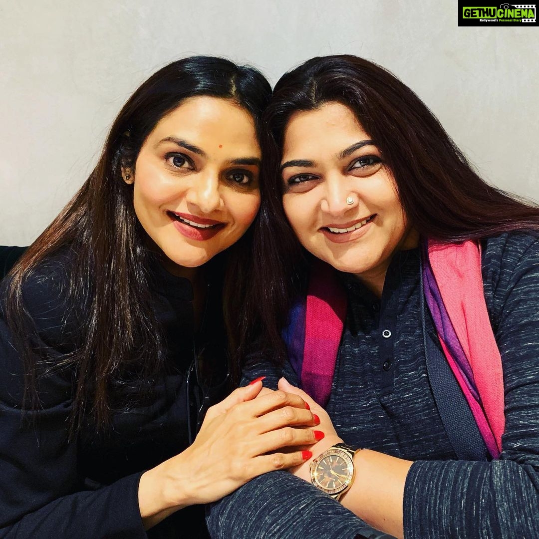 Madhoo Instagram - Madhoor khushi jab do dost mile❤️❤️❤️