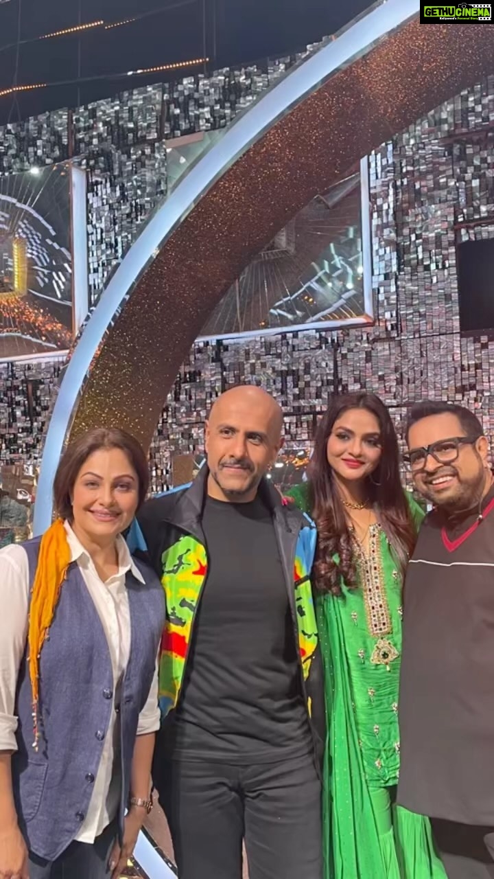 Madhoo Instagram - @shankar.mahadevan @vishaldadlani @ayesha.jhulka @saregama_official @zeetv