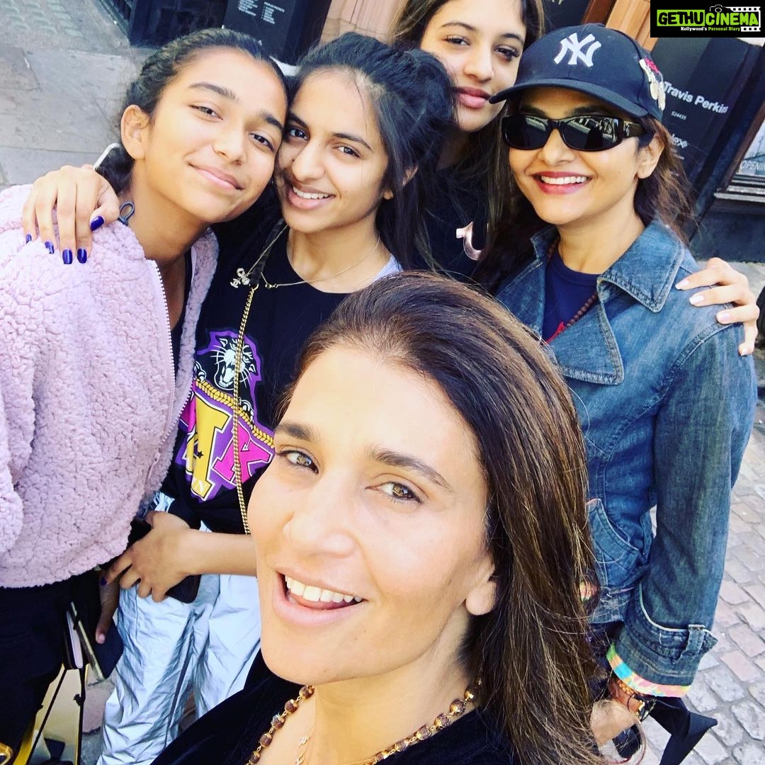 Madhoo Instagram - Happy birthday my darling most rheeeee ❤️❤️❤️❤️❤️❤️❤️