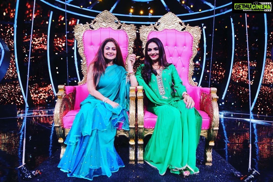 Madhoo Instagram - #blast @ayesha.jhulka super fun reuniting with my good friend @saregama_official @zeetv 💄💄💄💄