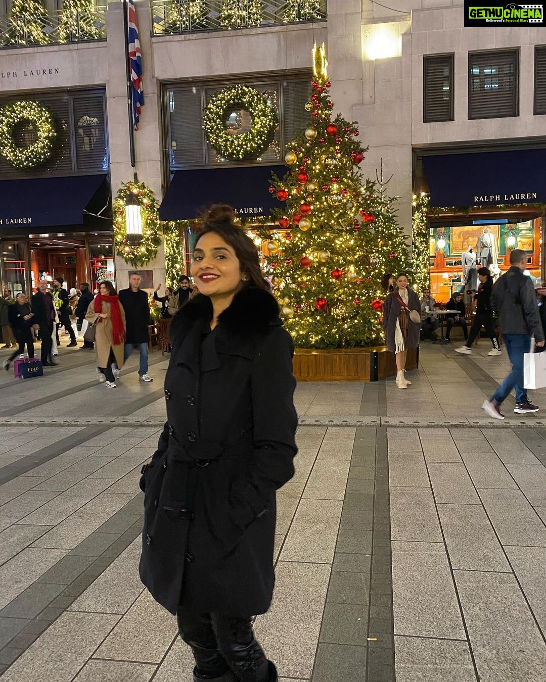 Madhoo Instagram - #christmaschronicles 💖❤️💃