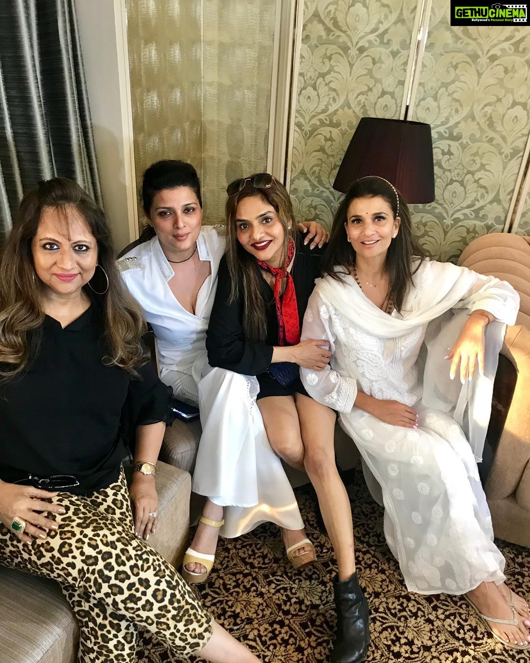 Madhoo Instagram - @rhea100 @priyakakarkapur @sharmillakhanna ❤️
