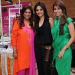 Madhoo Instagram - Throwback @sharmillakhanna 😘😘😘