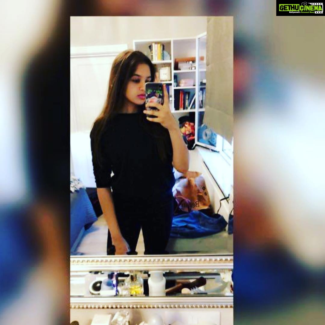 Madhoo Instagram - AMU teach me how to take a mirror selfie ❤️❤️❤️tuition starts on mon ?
