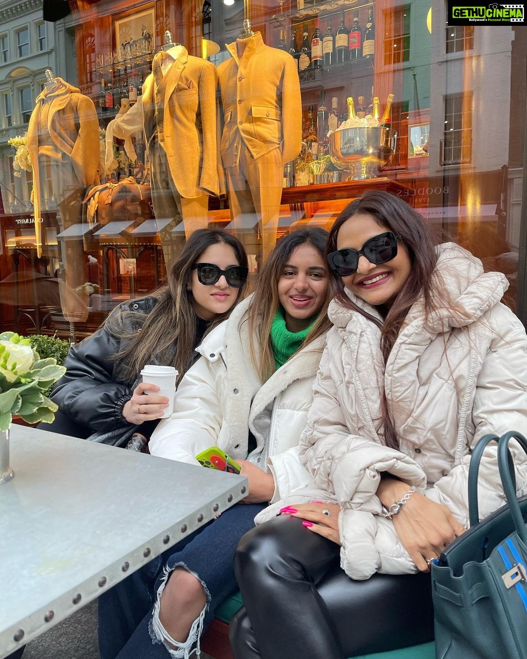 Madhoo Instagram - ❤️❤️❤️❤️❤️ @ameyaashah @keiashahh 💞