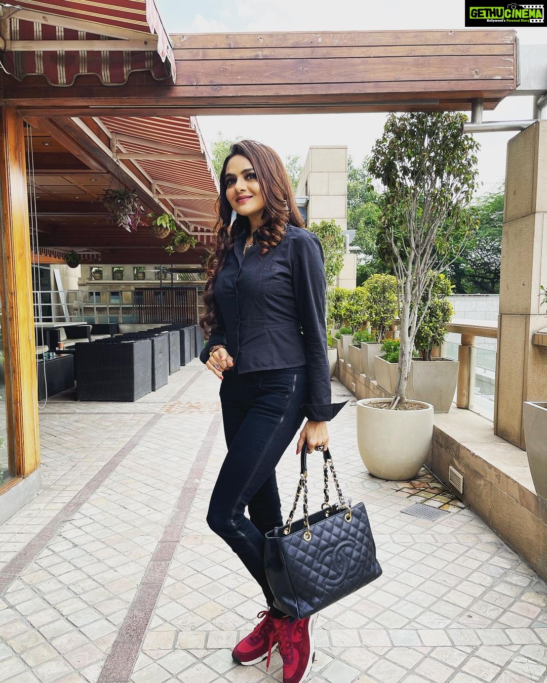 Madhoo Instagram - #workmode #bossladymindset 💄 Delhi, India