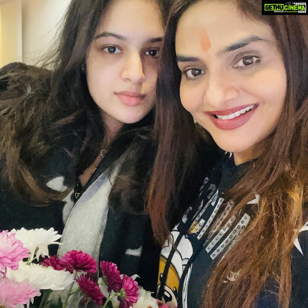 Madhoo Instagram - #happydaughtersday @xoxoameyaa @keiashahh 🌈💜💜💜💜