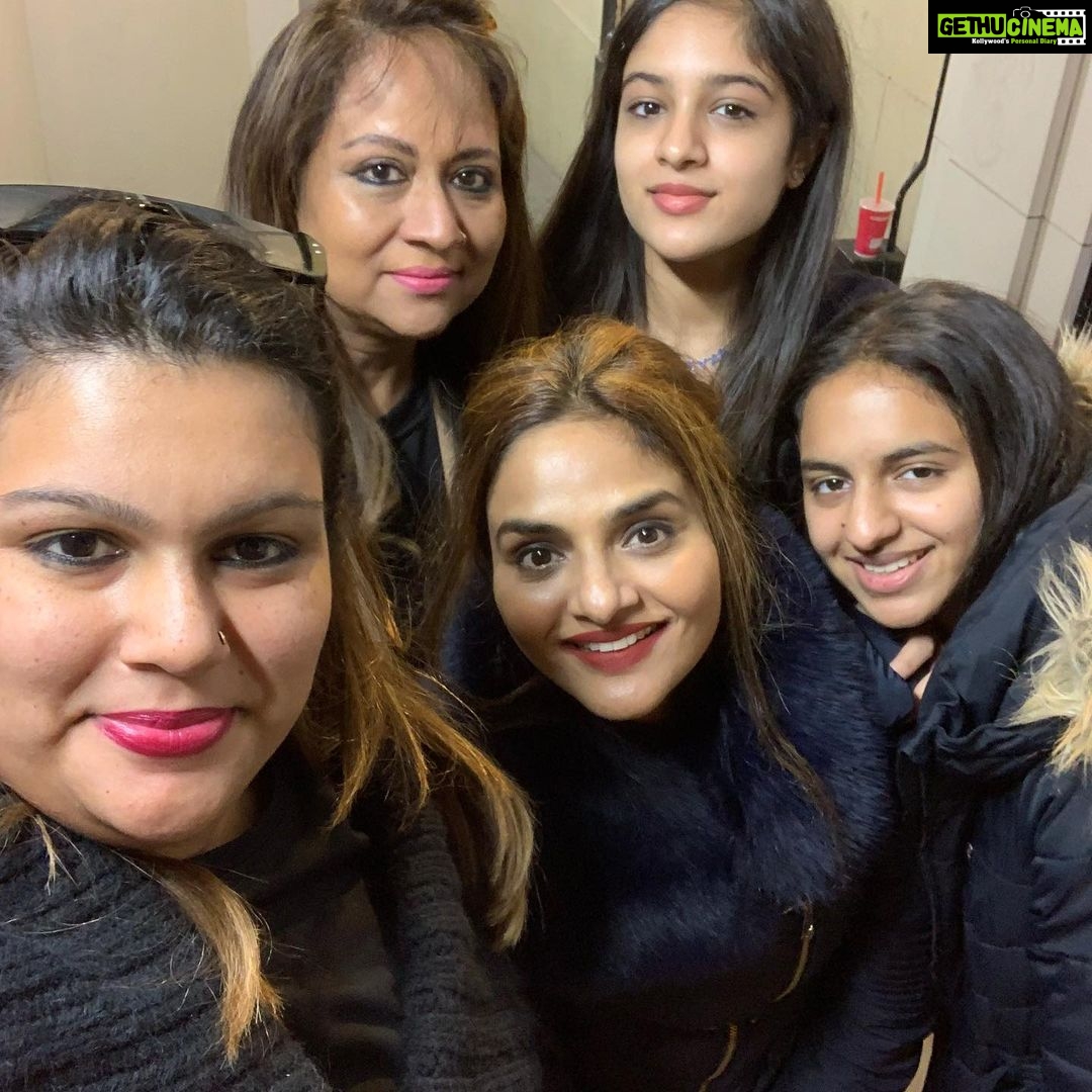Madhoo Instagram - My dearest dearest darling Shamz @sharmillakhanna happy happy birthday. May motherβs love be always with you πππππππππππ
