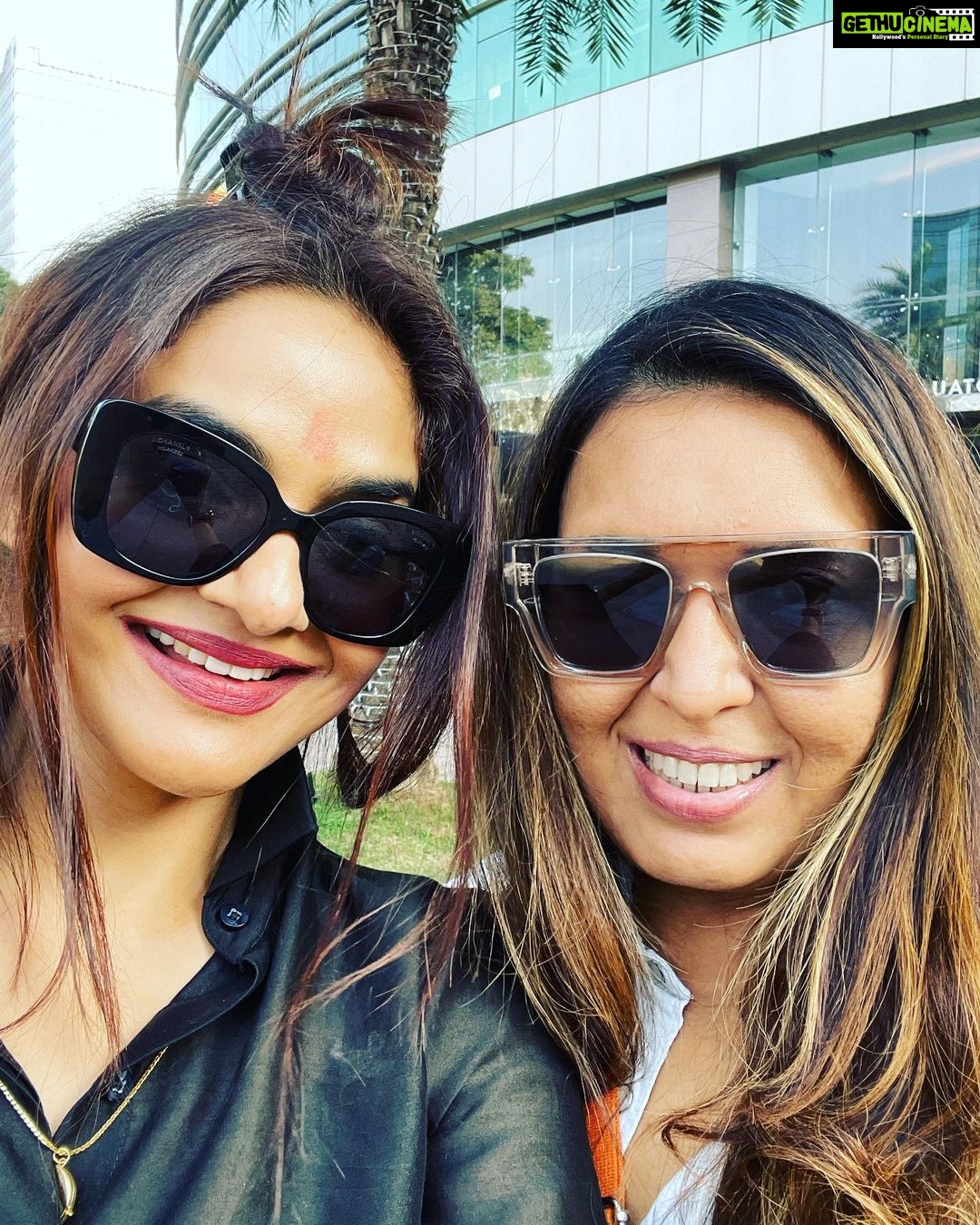 Madhoo Instagram - @sujata2167 planning our next hols together πΊπΊπΊπΊπΊπ