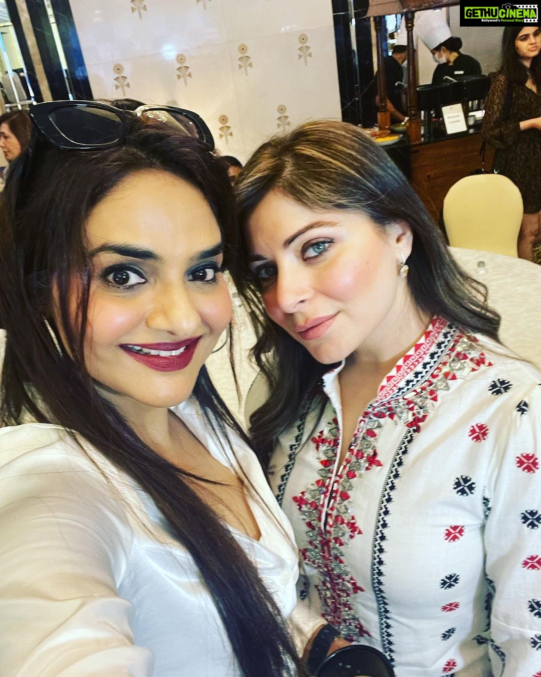 Madhoo Instagram - @kanik4kapoor @sharmillakhanna @ramonanaarang @jayanraheja @lailalamba ALWAYS FUN TO MEET GAL PALSππππ