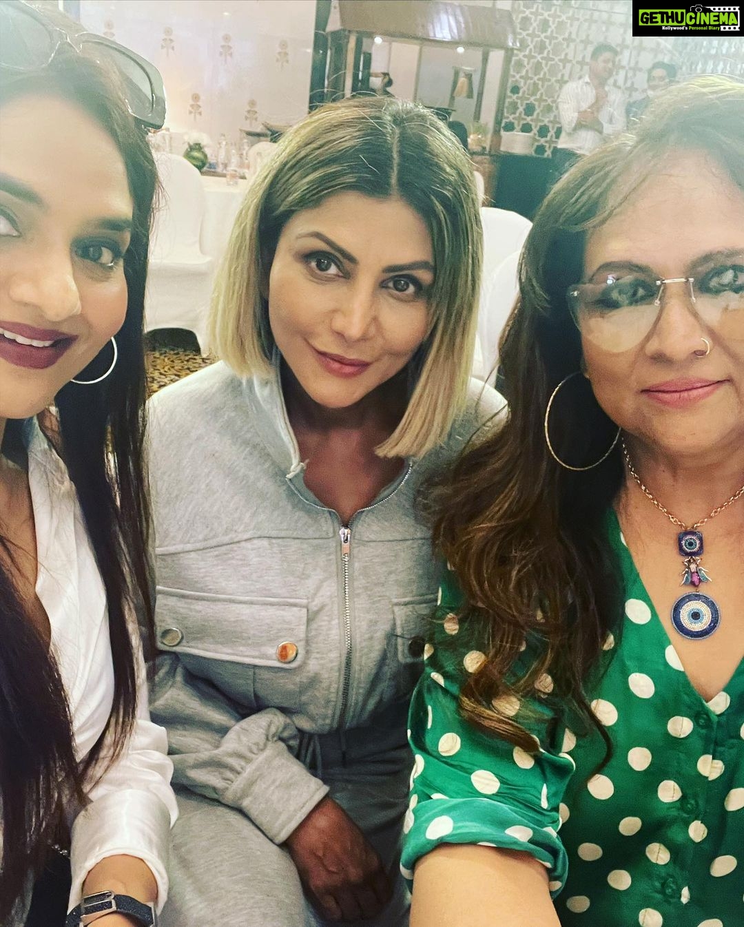 Madhoo Instagram - @kanik4kapoor @sharmillakhanna @ramonanaarang @jayanraheja @lailalamba ALWAYS FUN TO MEET GAL PALSππππ