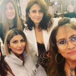 Madhoo Instagram - @kanik4kapoor @sharmillakhanna @ramonanaarang @jayanraheja @lailalamba ALWAYS FUN TO MEET GAL PALS💞💞💞💞