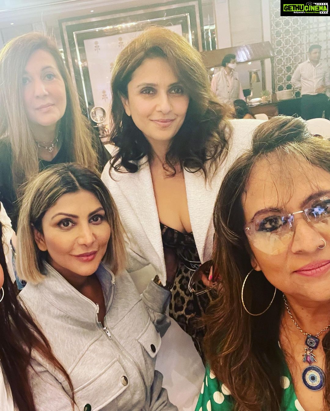 Madhoo Instagram - @kanik4kapoor @sharmillakhanna @ramonanaarang @jayanraheja @lailalamba ALWAYS FUN TO MEET GAL PALSππππ