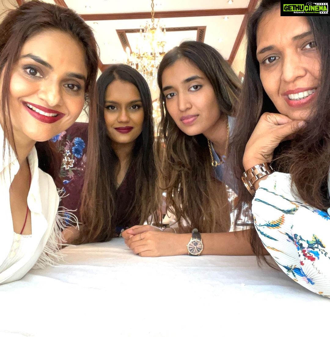 Madhoo Instagram - 💜💜💜💜 @sujata2167 @shreyaagarwal7 #funnn