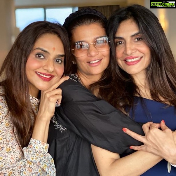 Madhoo Instagram - Happy happy birthday my lovely @rhea100 💞💞💞💜💝😍😍