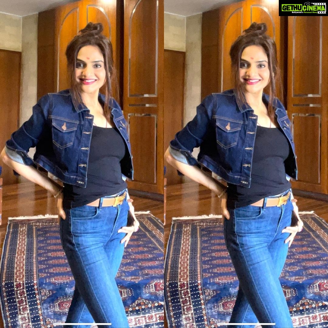Madhoo Instagram - MEIN aur meri tanhai …….