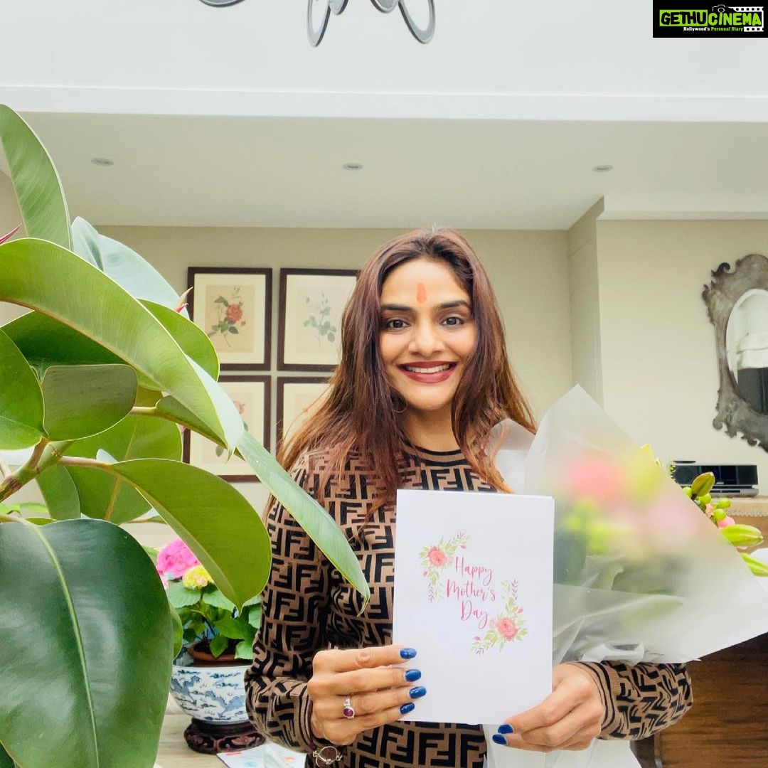 Madhoo Instagram - @ameyaashah @keiashahh you make my life happy & blessed . Love u both tooooo much 🥰💗💖💜 #happymothersday