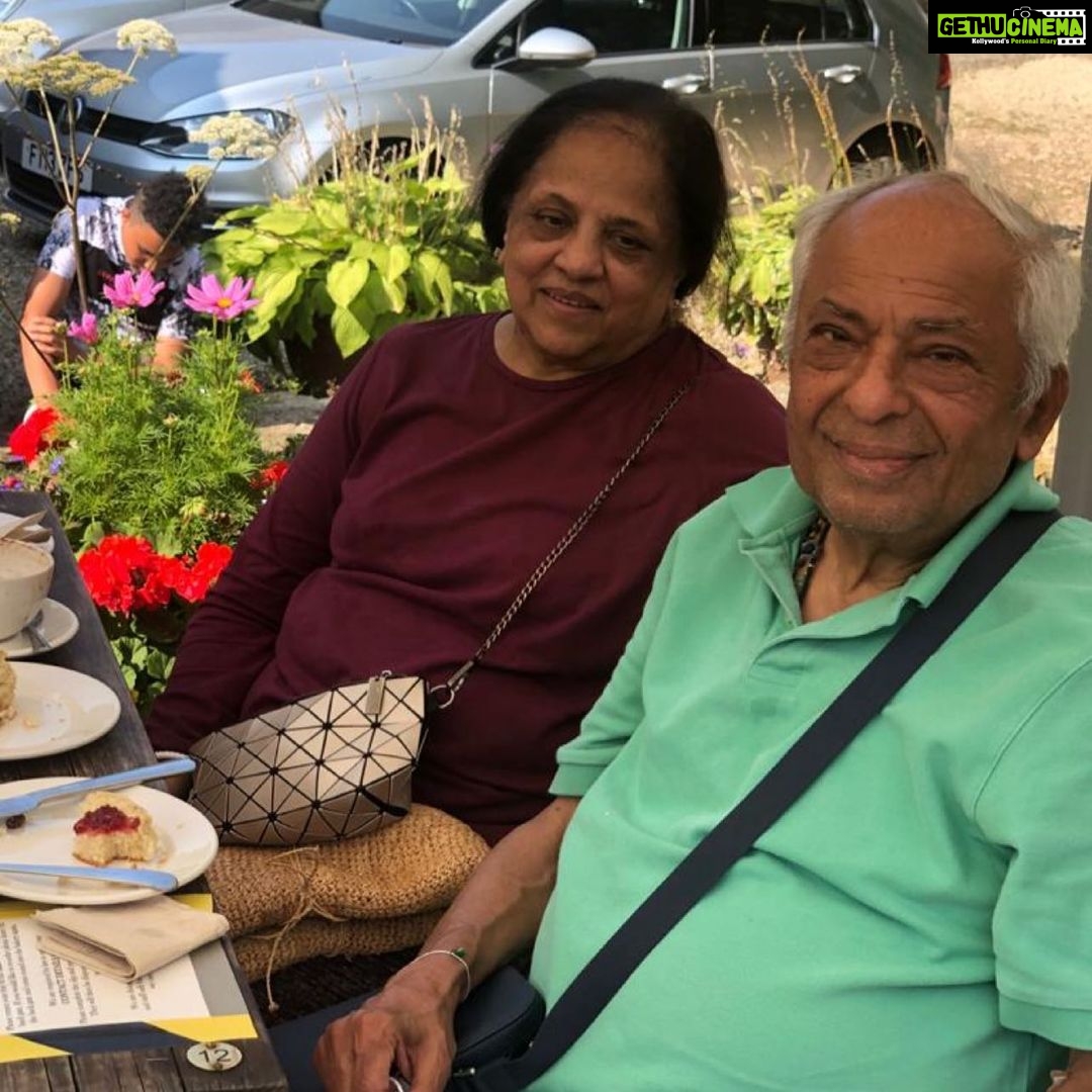 Madhoo Instagram - . Love you both. Happiness forever ❤️ happy anniversary mom dad