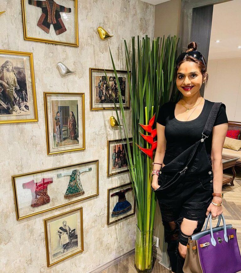 Madhoo Instagram - @ritusekksariaofficial @vyoum so proud of you my buddy on your store and success💖💖💖💖