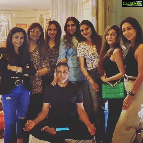Madhoo Instagram - #buddhabar @sethiarishi our Buddha 💜 @queeniesinghh our evergreen sweetheart . ❤️❤️❤️ @latapatel1 @tanishamohan @lailalamba @bonita_bulchandani @sharmillakhanna we are a tribe💖