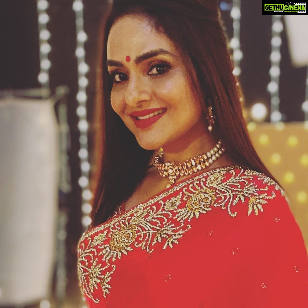 Madhoo Instagram - Best holiday is on the work sets 💜💜💜 happy #karvachauth ❤️❤️❤️