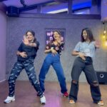 Madhoo Instagram - #jugnuchallenge #danceforlife Fun times with @keiashahh and @ananyaberaofficial 💜💜💜 #whomadetherules