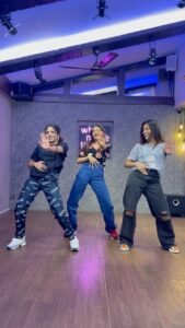 Madhoo Instagram - #jugnuchallenge #danceforlife 
Fun times with @keiashahh and
@ananyaberaofficial 💜💜💜 #whomadetherules