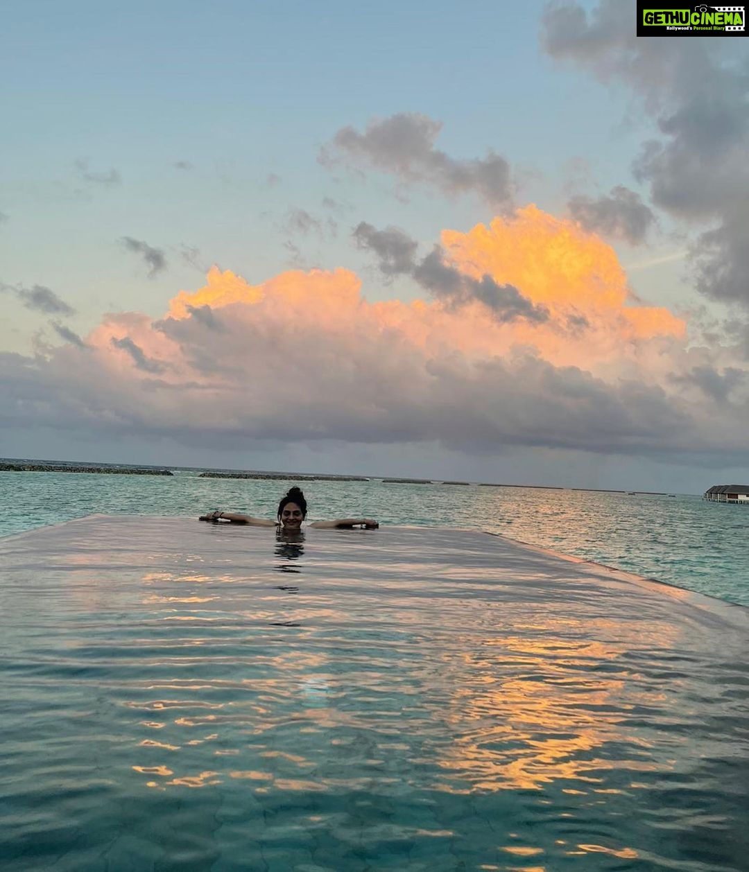 Madhoo Instagram - #meandmothernature #yehhaseenwaadiyan #nadiyeneeanaalkarenaane Maldives