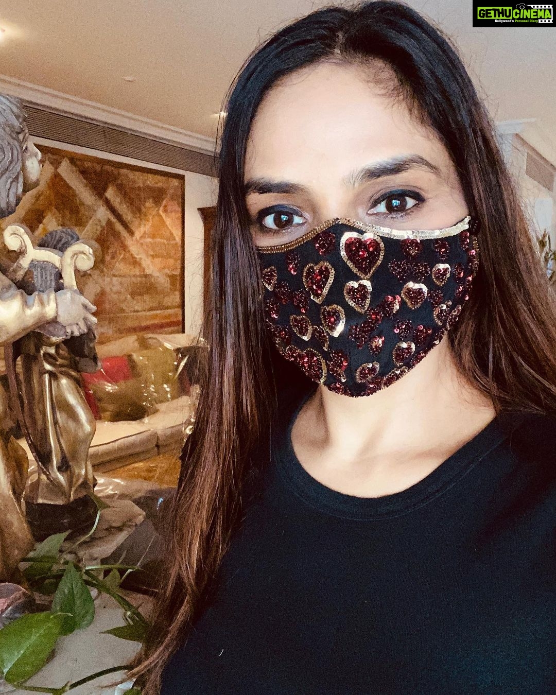 Madhoo Instagram - Thank you my dearest @gayatrikhannasabharwal for the most beautiful mask❤️❤️❤️❤️ thanks for making me look and feel pretty even in COVID times 😃 @theworldofgaya @helpinghandsfoundationindia
