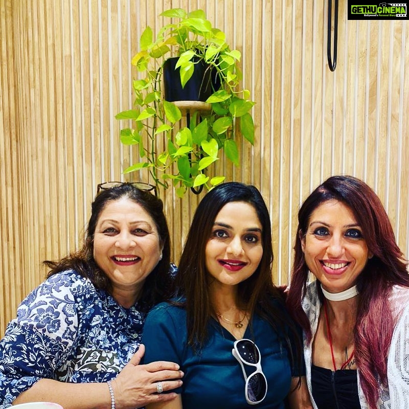 Madhoo Instagram - Dearest dearest sweet @parul_v_shah ❤️❤️❤️❤️