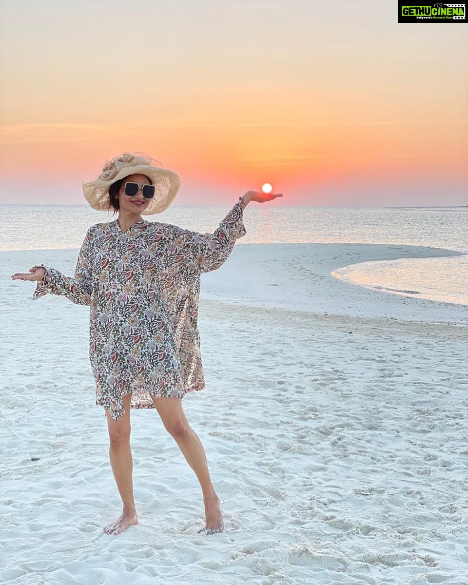 Madhoo Instagram - #kissing2021goodbye releasing you gently to welcome #thenewsun of 2022. With prayers please be gentle and kind to my family friends and all 💗💗💗💗💗🙏🙏🙏🙏