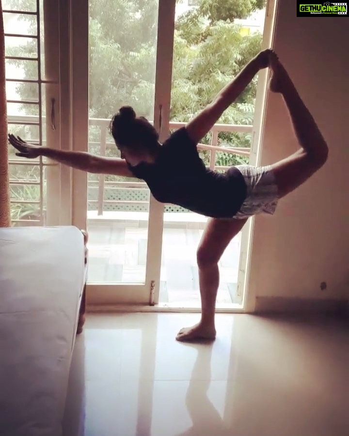 Madhumila Instagram - #natarajasana (Lord Of The Dance Pose) to #balancebody #concentration #mindfulness #fantasypartner #intoxicatemysoul #yogisidea 💕✨ @416yogi 🤘😋