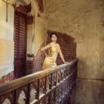 Madhumila Instagram – Photo : @waranyogesh_v  styling: @lakshmisurya26  makeup & hair: @sims_bhatia  #photography #ruins #licbuilding #madras #fashion #photoshoot  #mathumila 😇💕