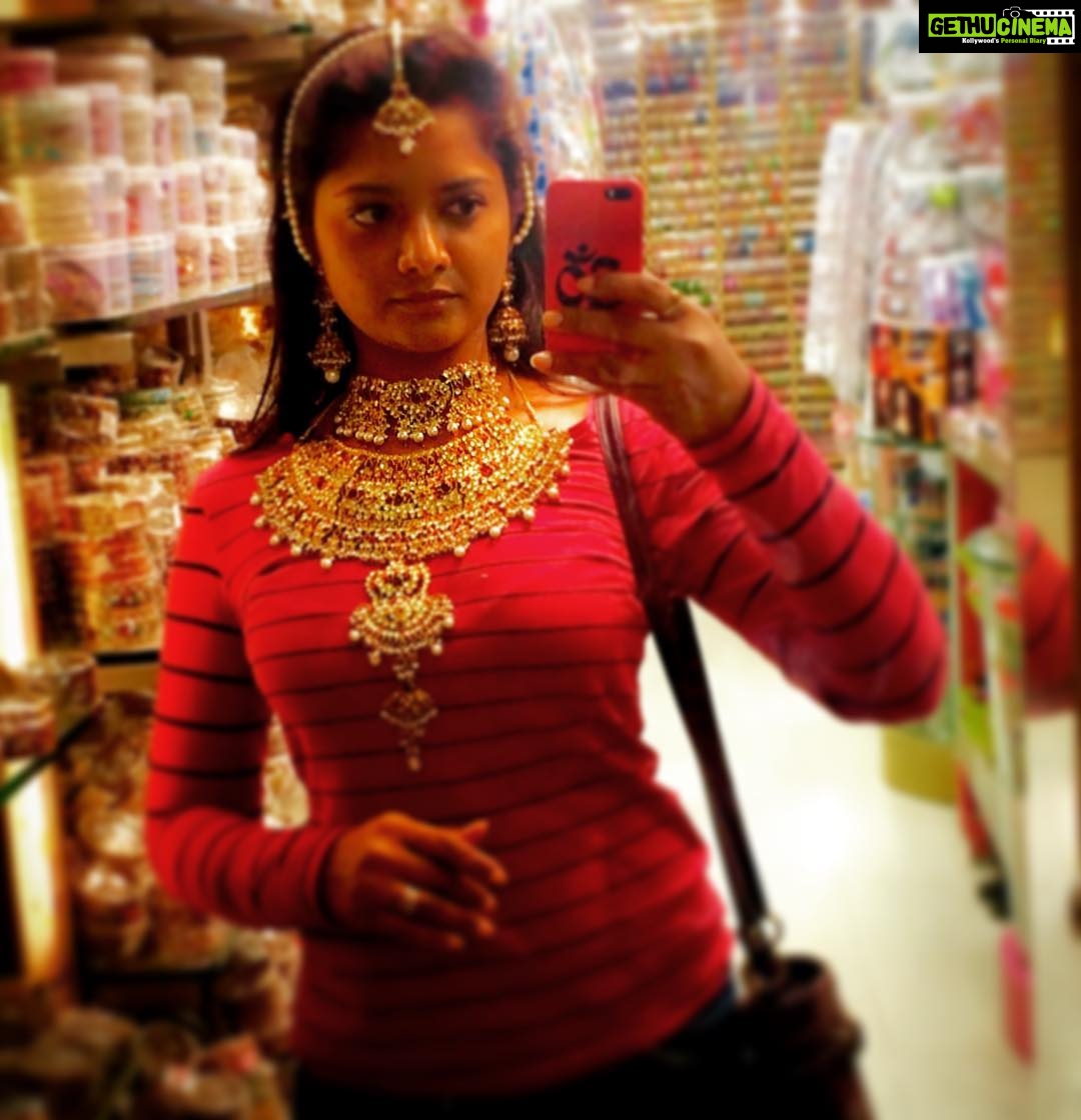 Madhumila Instagram - That's how I choose #jewellery... tshirt with jewellery 🤓😂😜#shopping time✌️️love for #choker💕