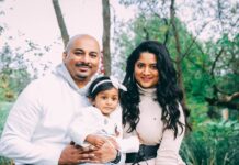 Madhumila Instagram - Happy family day❤ Family pictures needs some extra work/effort 😅 And @capturesbyanu knows the job! Thank you❤🤗 . . . . #familyday #familyphotography #mathumila #officialmathumila Kingston, Ontario