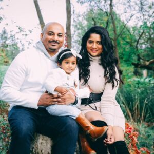 Madhumila Instagram - Happy family day❤ Family pictures needs some extra work/effort 😅 And @capturesbyanu knows the job! Thank you❤🤗 . . . . #familyday #familyphotography #mathumila #officialmathumila Kingston, Ontario