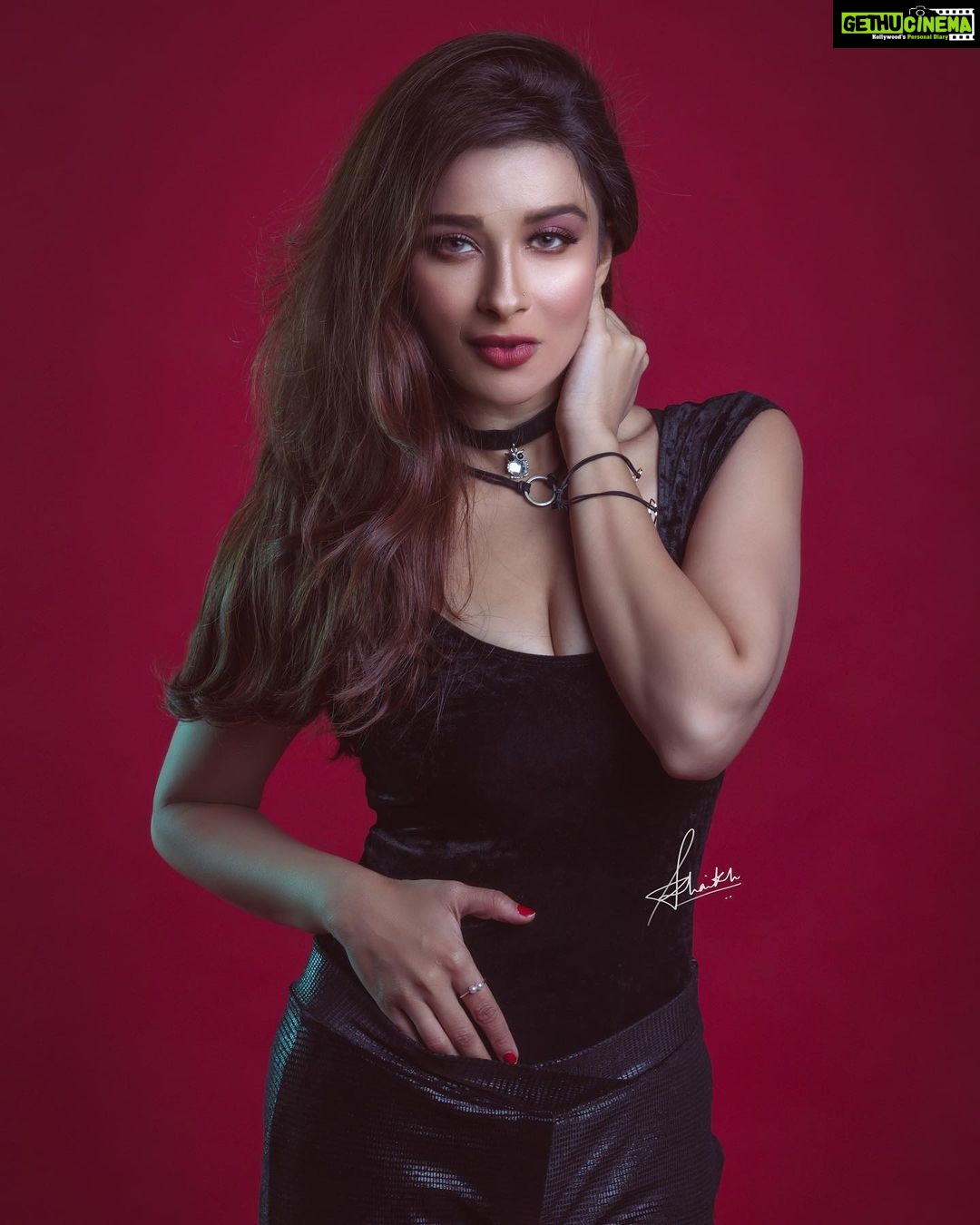 Madhuurima Instagram - No matter how plain a woman may be, if truth and honesty are written across her face, she will be beautiful.” Shot by @zslenz – ..#beauty #love #bold #honest #honesty #poser #hotmodel #beautiful #black #goth #gothic #leather #fashion #fashionstyle #fashionista #explore