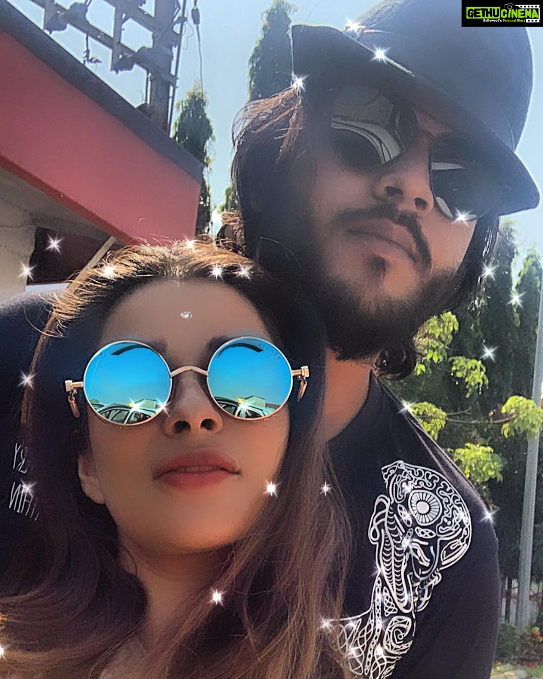 Madhuurima Instagram - And we both look handsome 😋😋 and crazy . #crazy #famjam #buddies #buddiesforlife #brothersisterlove #famjam #madness #roadtrip #roadtrips