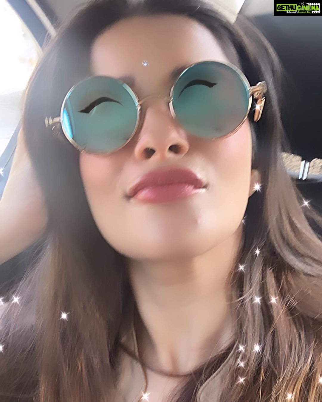 Madhuurima Instagram - My geeky self ! Trying to take pics with a filter using shades๐๐๐ #masti #family #familytime #trip