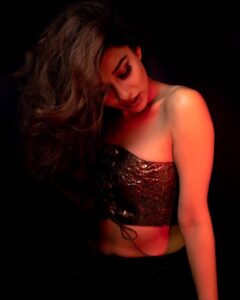 Madhuurima Instagram - If you want to be a conduit for God’s grace , you don’t have to be lined with gold . Copper will do ! Shot by @painted.lenss #copper #laugh #rosegold #metallica #beauty #fashion #mood #sensuous #sensuality #portrait #instamood #instalike #instagood #shebang #nyrabanerjee